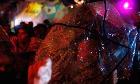 Εγινε κι αυτό – Ροκ σταρ πήγε το μωρό του στο Γκλάστονμπερι [εικόνες] | iefimerida.gr 0