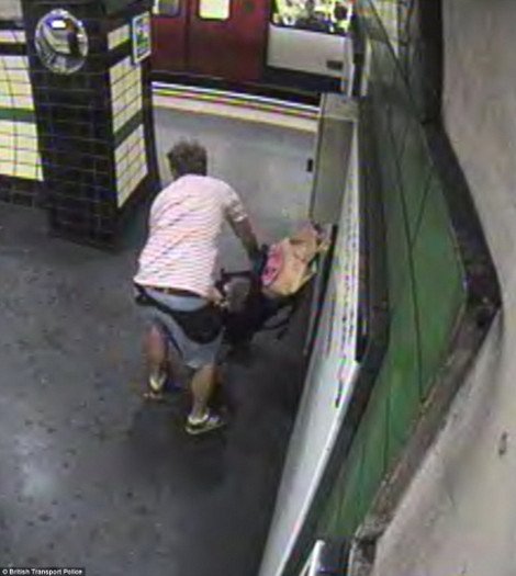 Μωρό έπεσε στις γραμμές του μετρό σε σταθμό του Λονδίνου -Το έσωσε η μητέρα του την τελευταία στιγμή [εικόνες&βίντεο] | iefimerida.gr 1