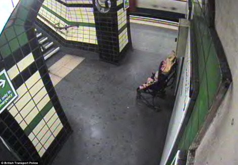 Μωρό έπεσε στις γραμμές του μετρό σε σταθμό του Λονδίνου -Το έσωσε η μητέρα του την τελευταία στιγμή [εικόνες&βίντεο] | iefimerida.gr 2