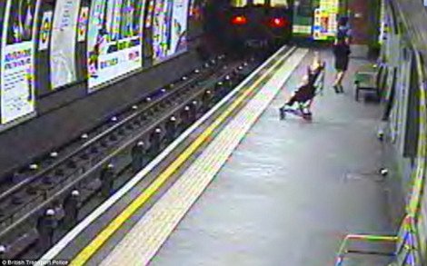 Μωρό έπεσε στις γραμμές του μετρό σε σταθμό του Λονδίνου -Το έσωσε η μητέρα του την τελευταία στιγμή [εικόνες&βίντεο] | iefimerida.gr 3