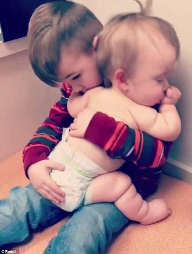 Αυτό θα πει αδελφική αγάπη- Μπέμπης αποκοιμίζει στην αγκαλιά του την μικρή του αδελφή [βίντεο] | iefimerida.gr 0