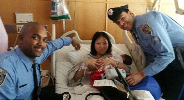 Το θαύμα της γέννησης στο μετρό -Εφερε στον κόσμο αγοράκι μέσα σε συρμό, με τη βοήθεια αστυνομικών [εικόνες & βίντεο] | iefimerida.gr 0