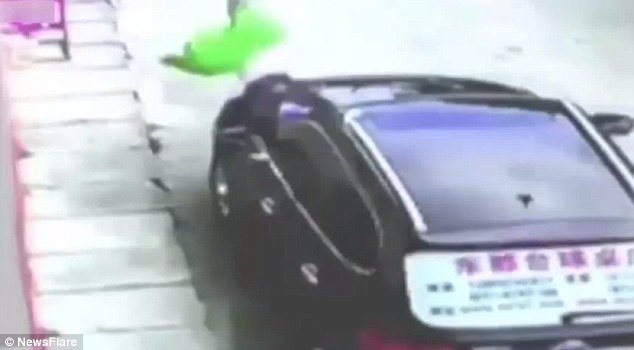 Απίστευτο: Τρίχρονο αγοράκι πέφτει από τον τρίτο όροφο και... σηκώνεται και περπατάει κανονικά [εικόνες & βίντεο] | iefimerida.gr 0