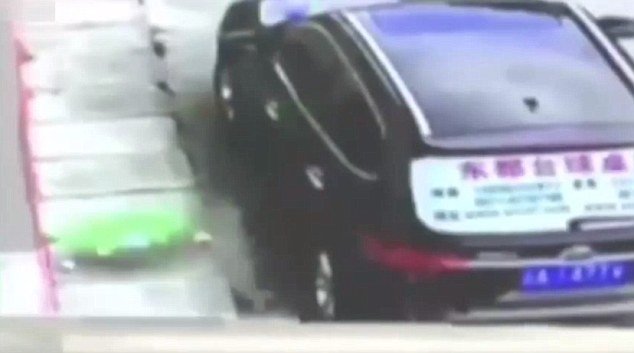 Απίστευτο: Τρίχρονο αγοράκι πέφτει από τον τρίτο όροφο και... σηκώνεται και περπατάει κανονικά [εικόνες & βίντεο] | iefimerida.gr 1