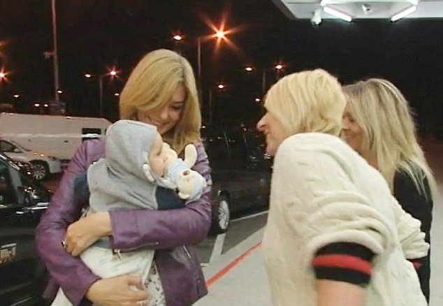 Εικόνες που γονατίζουν: Μωρό έξι μηνών ταξίδεψε από τη μια άκρη της Ευρώπης στην άλλη επειδή η μητέρα του δεν το ήθελε [εικόνες] | iefimerida.gr 1