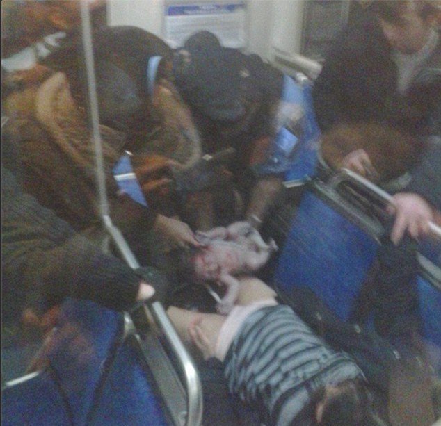 Το θαύμα της γέννησης στο μετρό -Εφερε στον κόσμο αγοράκι μέσα σε συρμό, με τη βοήθεια αστυνομικών [εικόνες & βίντεο] | iefimerida.gr 1