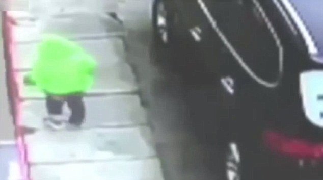 Απίστευτο: Τρίχρονο αγοράκι πέφτει από τον τρίτο όροφο και... σηκώνεται και περπατάει κανονικά [εικόνες & βίντεο] | iefimerida.gr 2