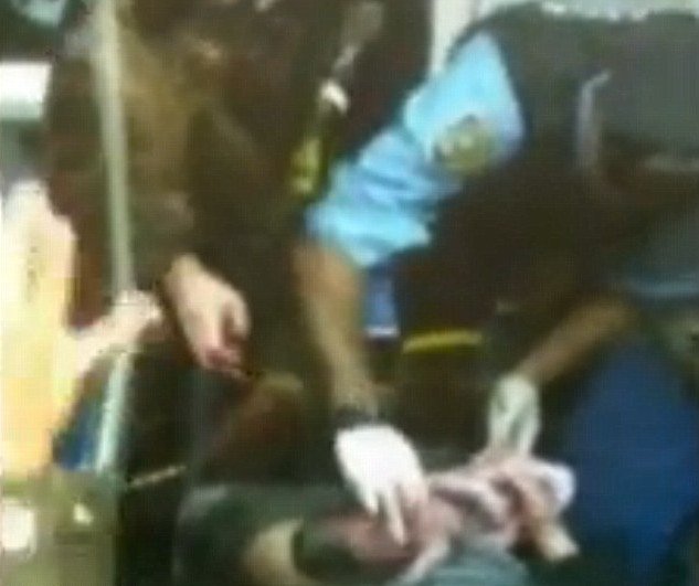 Το θαύμα της γέννησης στο μετρό -Εφερε στον κόσμο αγοράκι μέσα σε συρμό, με τη βοήθεια αστυνομικών [εικόνες & βίντεο] | iefimerida.gr 2