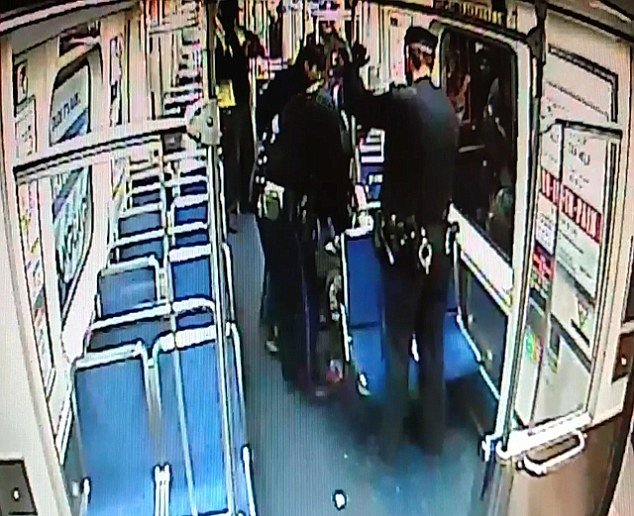 Το θαύμα της γέννησης στο μετρό -Εφερε στον κόσμο αγοράκι μέσα σε συρμό, με τη βοήθεια αστυνομικών [εικόνες & βίντεο] | iefimerida.gr 3