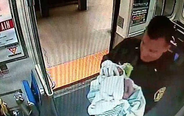 Το θαύμα της γέννησης στο μετρό -Εφερε στον κόσμο αγοράκι μέσα σε συρμό, με τη βοήθεια αστυνομικών [εικόνες & βίντεο] | iefimerida.gr 4