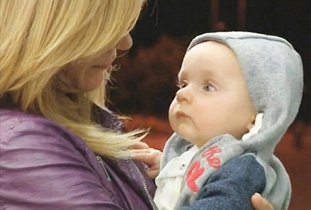 Εικόνες που γονατίζουν: Μωρό έξι μηνών ταξίδεψε από τη μια άκρη της Ευρώπης στην άλλη επειδή η μητέρα του δεν το ήθελε [εικόνες] | iefimerida.gr 3