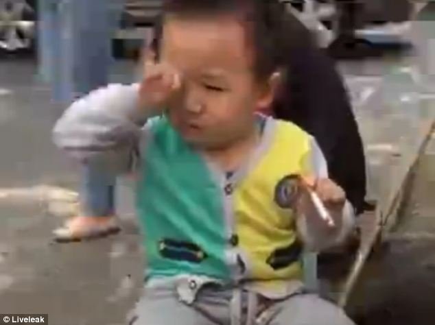 Σοκ στην Κίνα με το νήπιο που καπνίζει σαν μεγάλος [Εικόνες&βίντεο] | iefimerida.gr 0