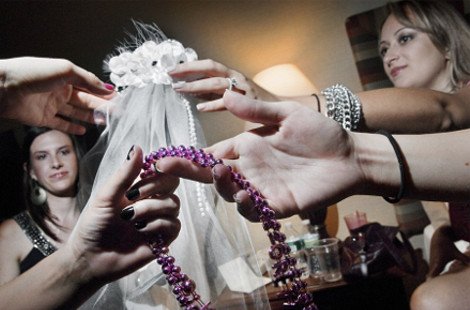 Στα άδυτα των γυναικείων μπάτσελορ πάρτι -Στρίπερ και νάνοι που τα πετούν όλα, ενώ το αλκοόλ ρέει άφθονο [εικόνες] | iefimerida.gr 0