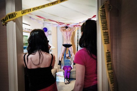 Στα άδυτα των γυναικείων μπάτσελορ πάρτι -Στρίπερ και νάνοι που τα πετούν όλα, ενώ το αλκοόλ ρέει άφθονο [εικόνες] | iefimerida.gr 1