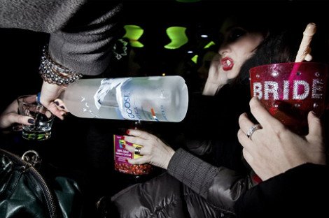 Στα άδυτα των γυναικείων μπάτσελορ πάρτι -Στρίπερ και νάνοι που τα πετούν όλα, ενώ το αλκοόλ ρέει άφθονο [εικόνες] | iefimerida.gr 2