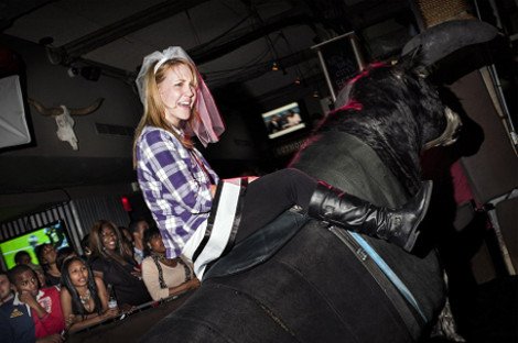 Στα άδυτα των γυναικείων μπάτσελορ πάρτι -Στρίπερ και νάνοι που τα πετούν όλα, ενώ το αλκοόλ ρέει άφθονο [εικόνες] | iefimerida.gr 4