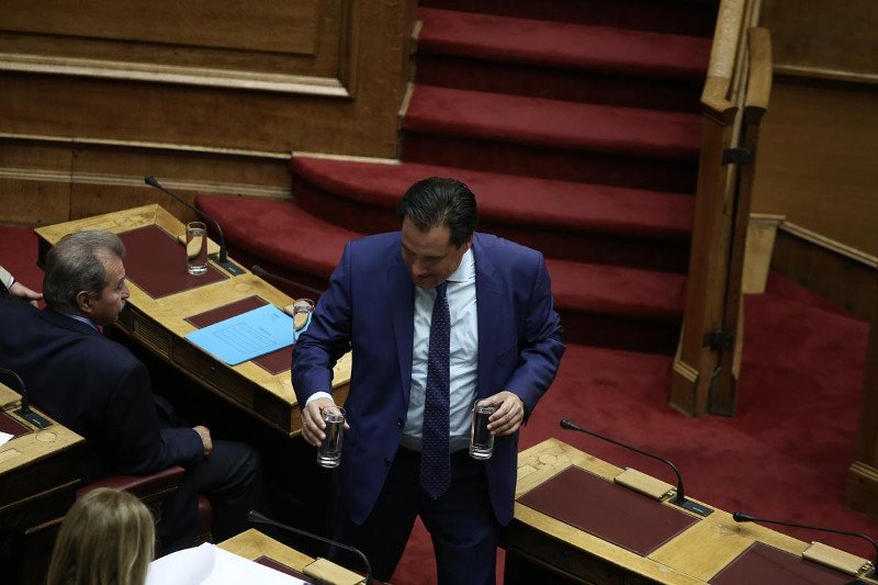 Το σακίδιο του Βαρουφάκη, το εμπριμέ της Ραχήλ και οι συστάσεις Καραμανλή στο Δένδια [εικόνες] | iefimerida.gr 13