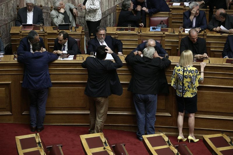 Το σακίδιο του Βαρουφάκη, το εμπριμέ της Ραχήλ και οι συστάσεις Καραμανλή στο Δένδια [εικόνες] | iefimerida.gr 16