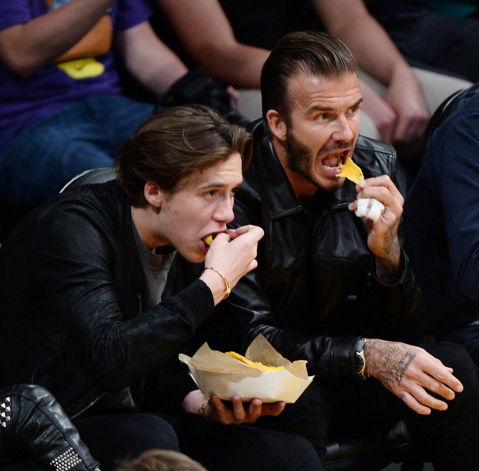 Οταν ο φακός συλλαμβάνει τον Μπέκαμ και τον γιο του να καταβροχθίζουν τσιπς [εικόνες] | iefimerida.gr 0