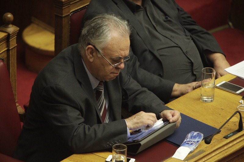 To backstage της χθεσινής ψηφοφορίας: Οι 12ποντες γαλάζιες γόβες της Τζάκρη, η «πεταμένη» γούνα και τα ντεπόν [εικόνες] | iefimerida.gr 5