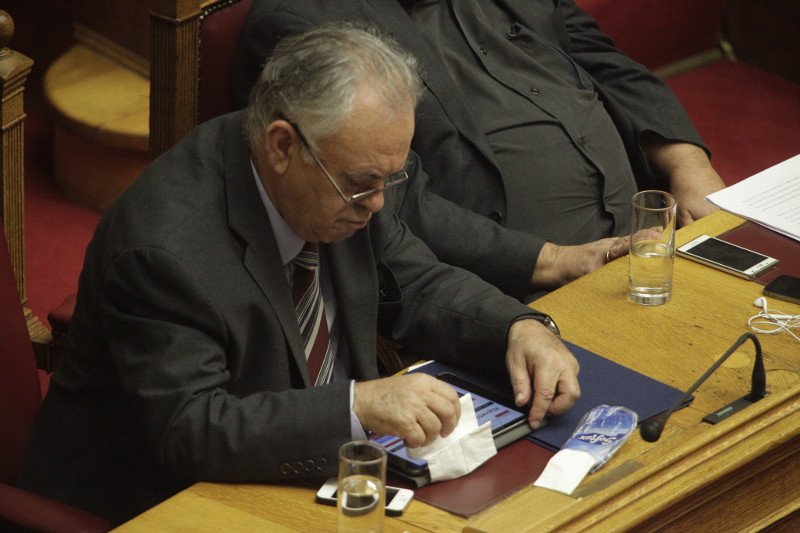 To backstage της χθεσινής ψηφοφορίας: Οι 12ποντες γαλάζιες γόβες της Τζάκρη, η «πεταμένη» γούνα και τα ντεπόν [εικόνες] | iefimerida.gr 6