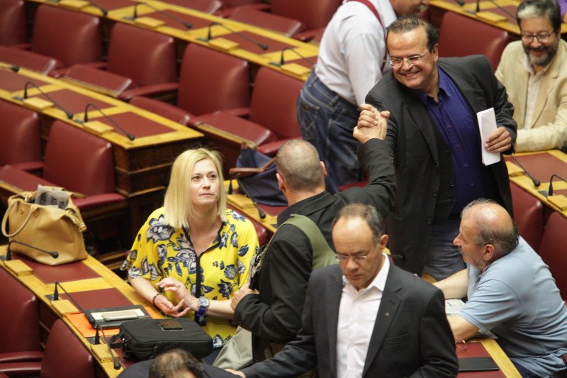 Το σακίδιο του Βαρουφάκη, το εμπριμέ της Ραχήλ και οι συστάσεις Καραμανλή στο Δένδια [εικόνες] | iefimerida.gr 5