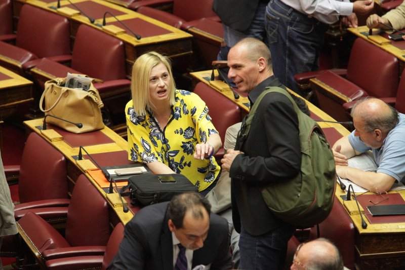 Το σακίδιο του Βαρουφάκη, το εμπριμέ της Ραχήλ και οι συστάσεις Καραμανλή στο Δένδια [εικόνες] | iefimerida.gr 3