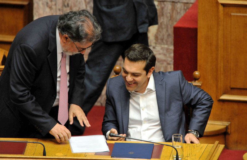 Το σακίδιο του Βαρουφάκη, το εμπριμέ της Ραχήλ και οι συστάσεις Καραμανλή στο Δένδια [εικόνες] | iefimerida.gr 0