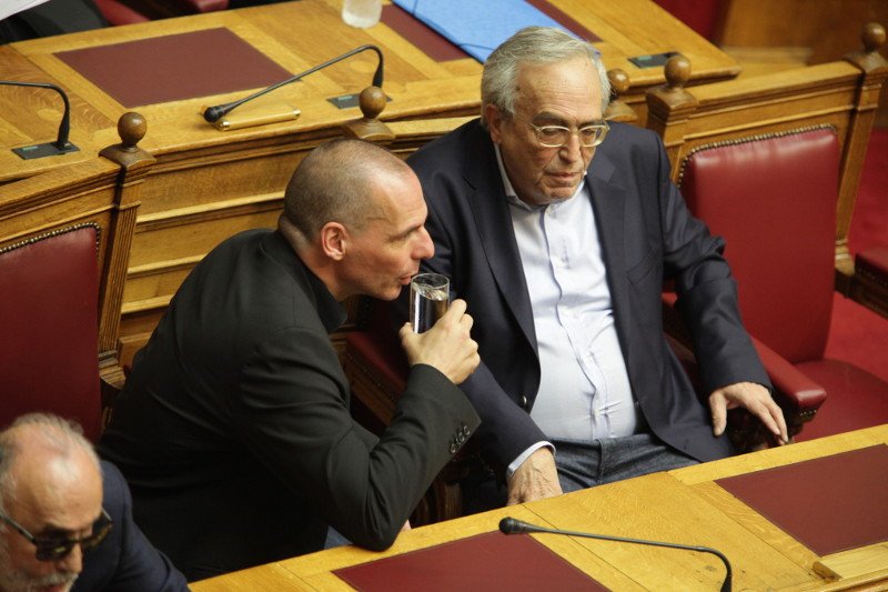 Το σακίδιο του Βαρουφάκη, το εμπριμέ της Ραχήλ και οι συστάσεις Καραμανλή στο Δένδια [εικόνες] | iefimerida.gr 2