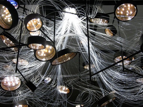 Πρωτότυπος πολυέλαιος παράγει φως τρώγοντας βακτήρια [εικόνες] | iefimerida.gr 1