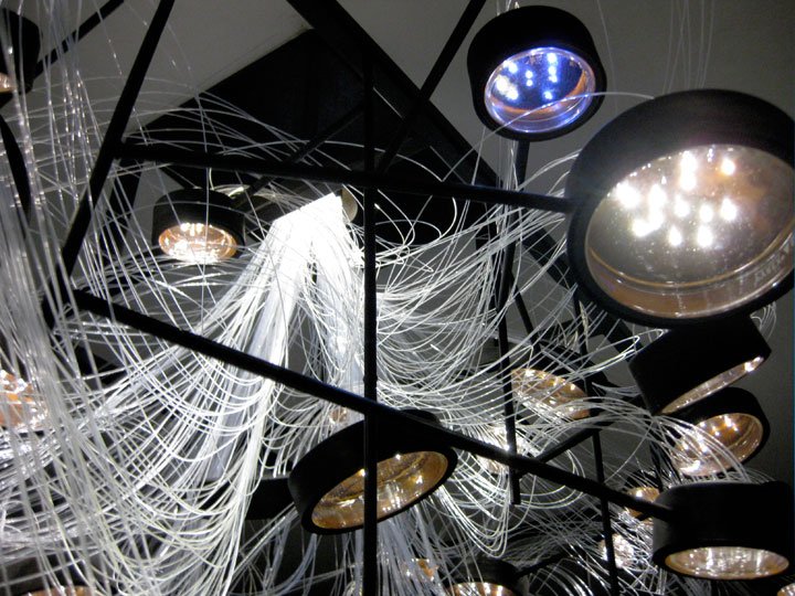 Πρωτότυπος πολυέλαιος παράγει φως τρώγοντας βακτήρια [εικόνες] | iefimerida.gr 2