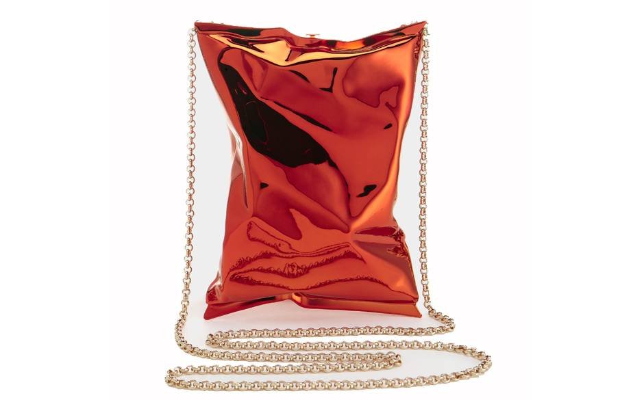 Γιατί θέλουν όλες να κρατήσουν ένα σακουλάκι πατατάκια -Η τσάντα ύμνος του κιτς που τρελαίνει τη μόδα [εικόνες] | iefimerida.gr 1