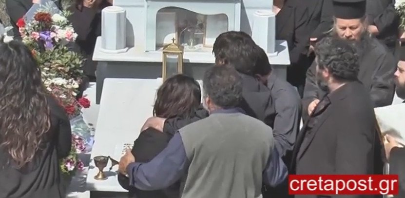 Βουβή οδύνη στο μνημόσυνο του Βαγγέλη Γιακουμάκη [εικόνες & βίντεο] | iefimerida.gr 1