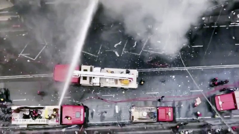 Πολλοί άνθρωποι αναγκάστηκαν να πηδήξουν για να γλιτώσουν από τη φωτιά