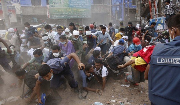 Μπαγκλαντές: Ποδοπατήθηκαν από το φόβο τους ότι καταρρέει το κτίριο [εικόνες] | iefimerida.gr 0