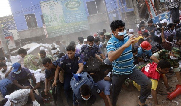 Μπαγκλαντές: Ποδοπατήθηκαν από το φόβο τους ότι καταρρέει το κτίριο [εικόνες] | iefimerida.gr 1
