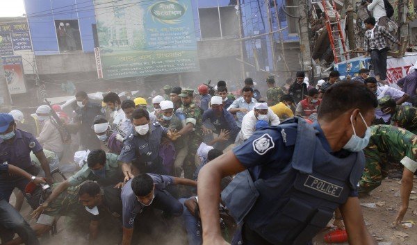 Μπαγκλαντές: Ποδοπατήθηκαν από το φόβο τους ότι καταρρέει το κτίριο [εικόνες] | iefimerida.gr 2