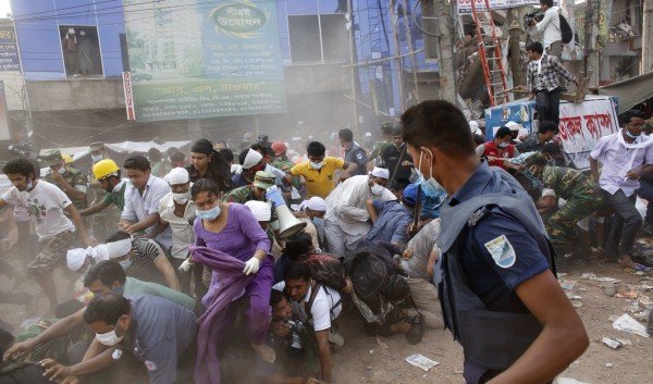 Μπαγκλαντές: Ποδοπατήθηκαν από το φόβο τους ότι καταρρέει το κτίριο [εικόνες] | iefimerida.gr 3