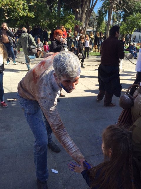 Δείτε τον Κώστα Μπακογιάννη... αγνώριστο- Καρναβαλική «επίθεση» με αλεύρια και μπογιές [εικόνες] | iefimerida.gr 2