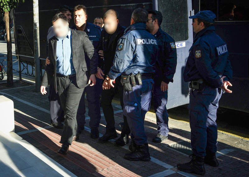 Οι κατηγορούμενοι έξω από το δικαστήριο
