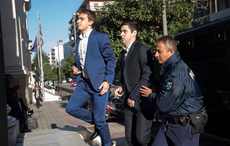 Δύο από τους κατηγορούμενους οδηγούνται στο δικαστήριο