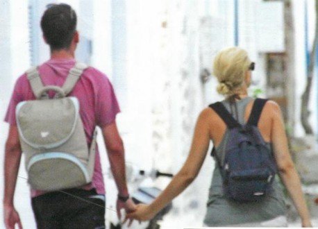 Xέρι-χέρι πιασμένοι, διαχυτικοί,  στα στενά της Αντιπάρου η Σία Κοσιώνη και ο Κώστας Μπακογιάννης [εικόνες] | iefimerida.gr 0