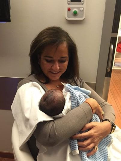 Η ευτυχισμένη γιαγιά Ντόρα Μπακογιάννη αγκαλιά με το μωρό της Αλεξίας [εικόνα] | iefimerida.gr 0