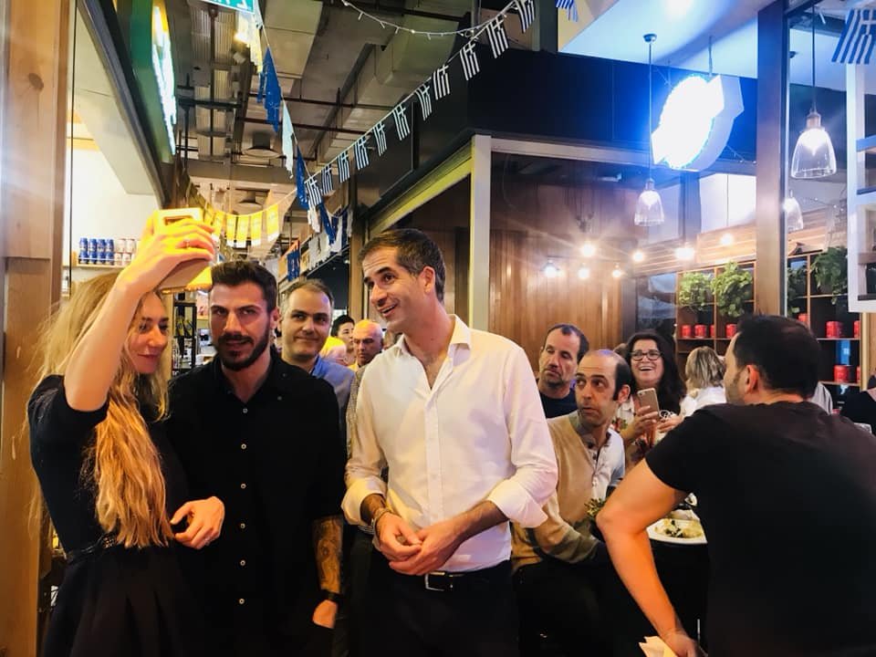 Οπως φαίνεται και στις φωτογραφίες από το τριήμερο ταξίδι στο Τελ Αβίβ, ο Ακης Πετρετζίκης συνομίλησε με τον Κώστα Μπακογιάννη, ενώ οι δυο τους ξεναγήθηκαν σε μία τοπική αγορά και έβγαλαν φωτογραφίες.