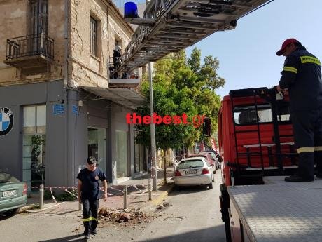 Μπαλκόνι ξεκόλλησε στην Πάτρα και «προσγειώθηκε» στο πεζοδρόμιο [εικόνες] | iefimerida.gr 1