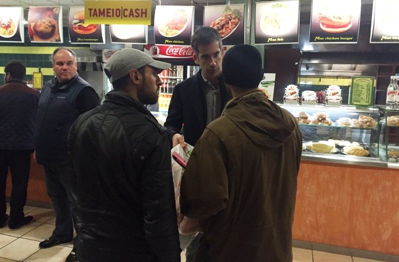 Ο Κώστας Μπακογιάννης ψωνίζει για τους πρόσφυγες [εικόνες & βίντεο] | iefimerida.gr 0