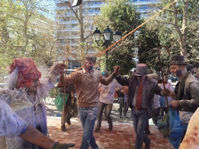 Δείτε τον Κώστα Μπακογιάννη... αγνώριστο- Καρναβαλική «επίθεση» με αλεύρια και μπογιές [εικόνες] | iefimerida.gr 0