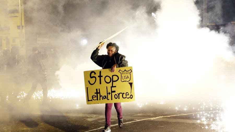 Δεύτερη ημέρα χάους στη Βαλτιμόρη: Καπνογόνα και σπρέι πιπεριού εναντίον των διαδηλωτών [εικόνες & βίντεο] | iefimerida.gr 5