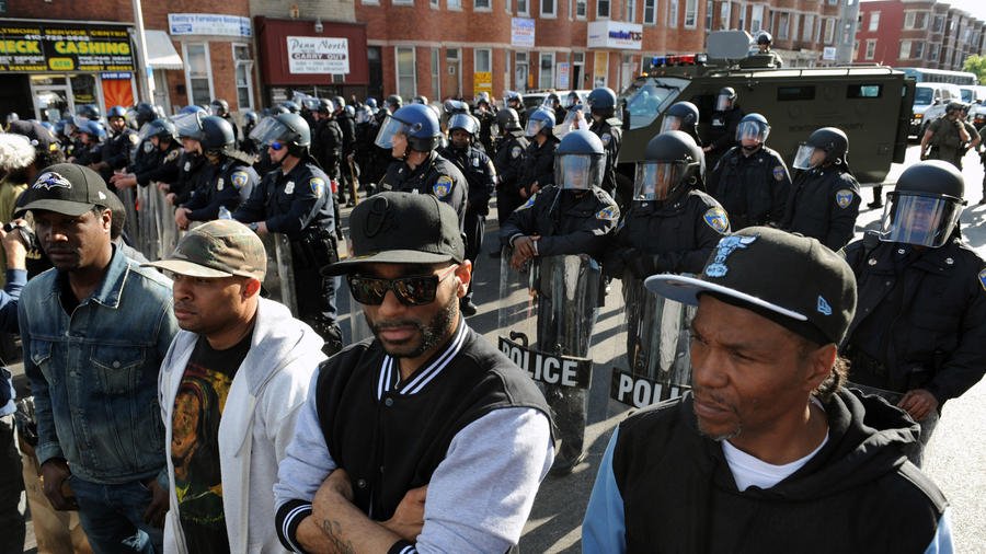 Δεύτερη ημέρα χάους στη Βαλτιμόρη: Καπνογόνα και σπρέι πιπεριού εναντίον των διαδηλωτών [εικόνες & βίντεο] | iefimerida.gr 9