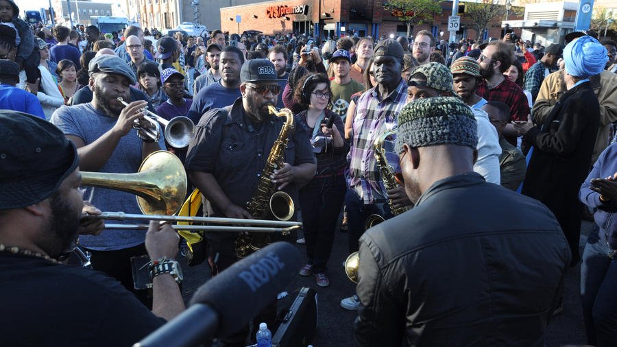 Δεύτερη ημέρα χάους στη Βαλτιμόρη: Καπνογόνα και σπρέι πιπεριού εναντίον των διαδηλωτών [εικόνες & βίντεο] | iefimerida.gr 8